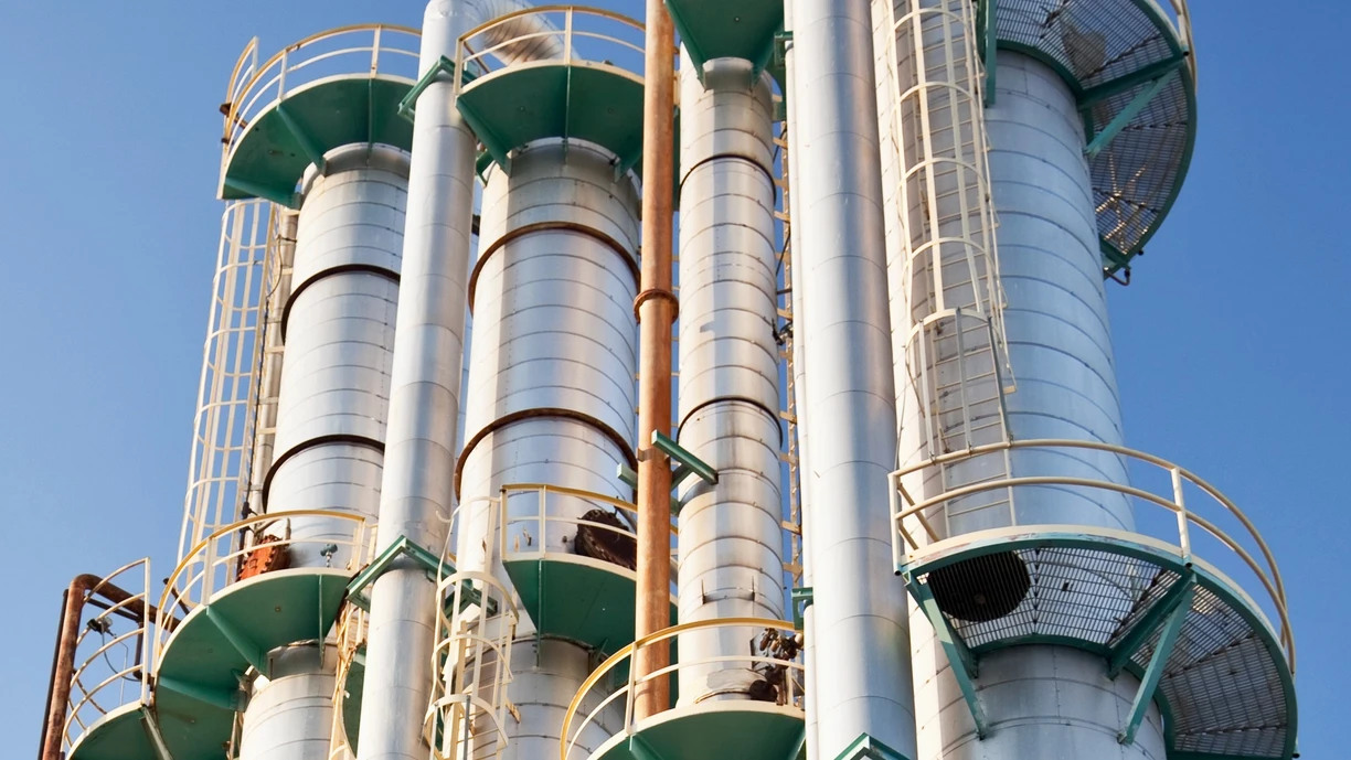 Industrial distillation towers