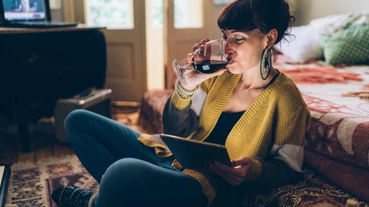 Woman_drinking_red_wine