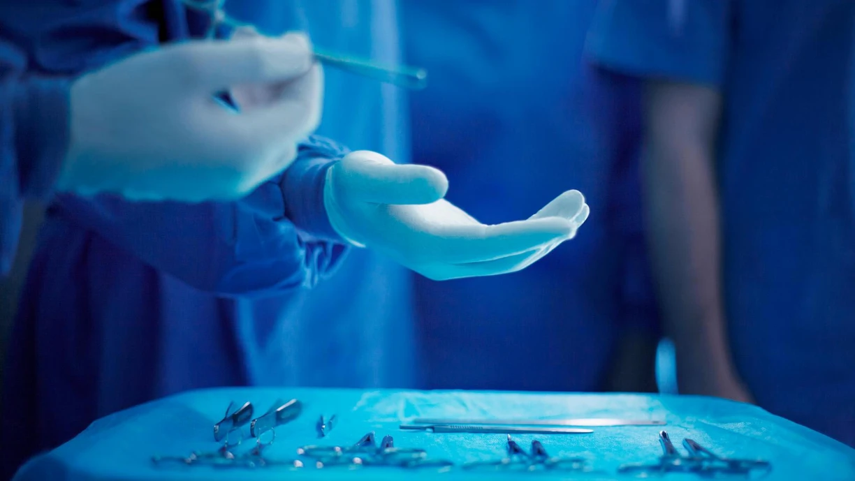 anding-doctor-surgical-tool-in-operating-room