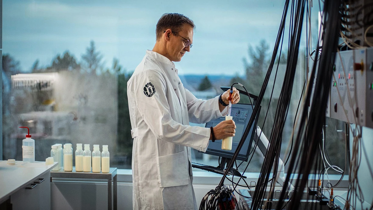 A Novonesis scientist working on milk fermentation in a lab 