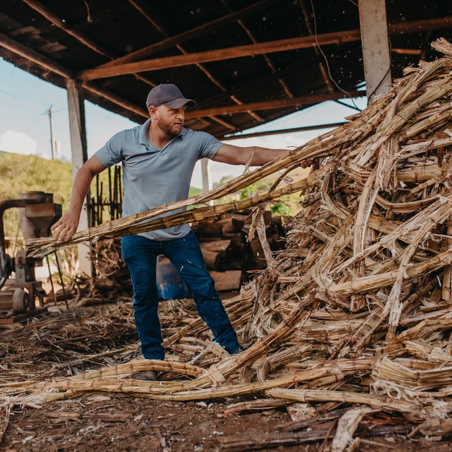 Worker_Handling_Feedstock