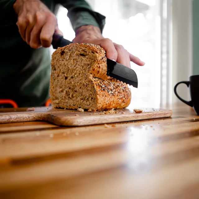 Man_cutting_bread