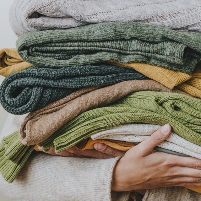 holding_stack_clothes