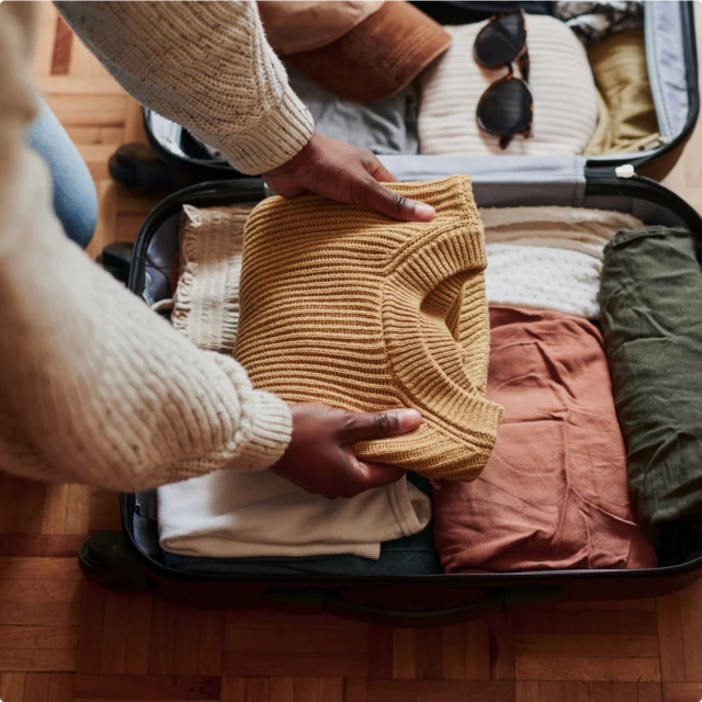 Suitcase_with_clean_clothes