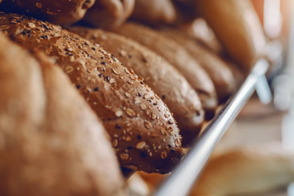 Closeup_loaves_of_bread