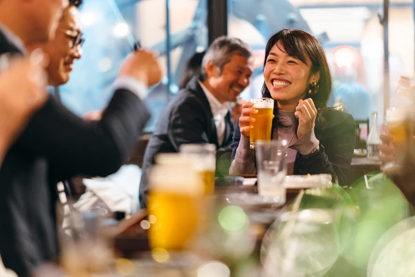 Asian_woman_and_her_coworker_drinking_beer_at_a_restaurent