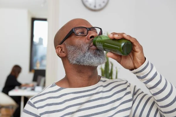 Man_drinking_green_healthy_vegetable_drink