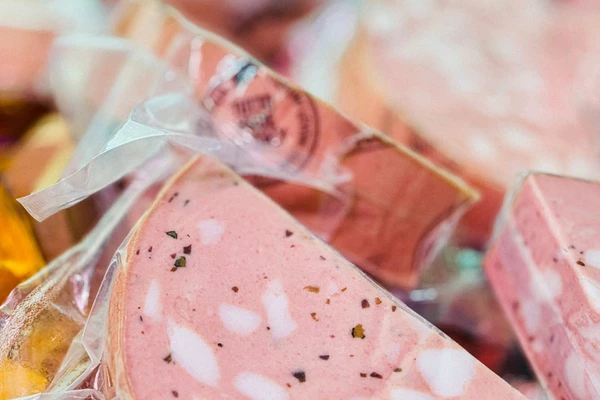 Close-Up-of-Mortadella-Slices