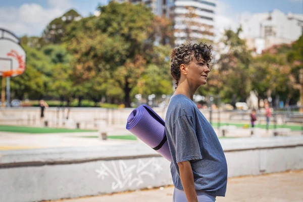 woman-pregnancy-yoga-park