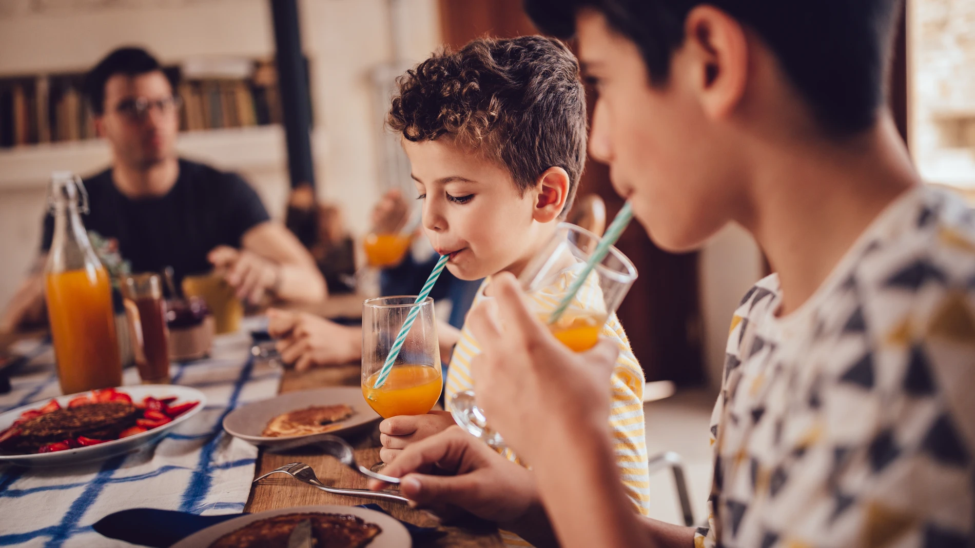 Kids drinking healthy juice