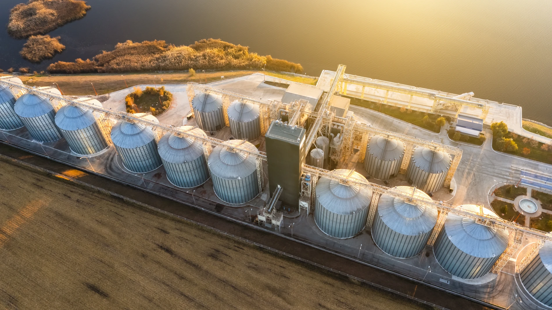 Grain_Elevator_at_Sunset