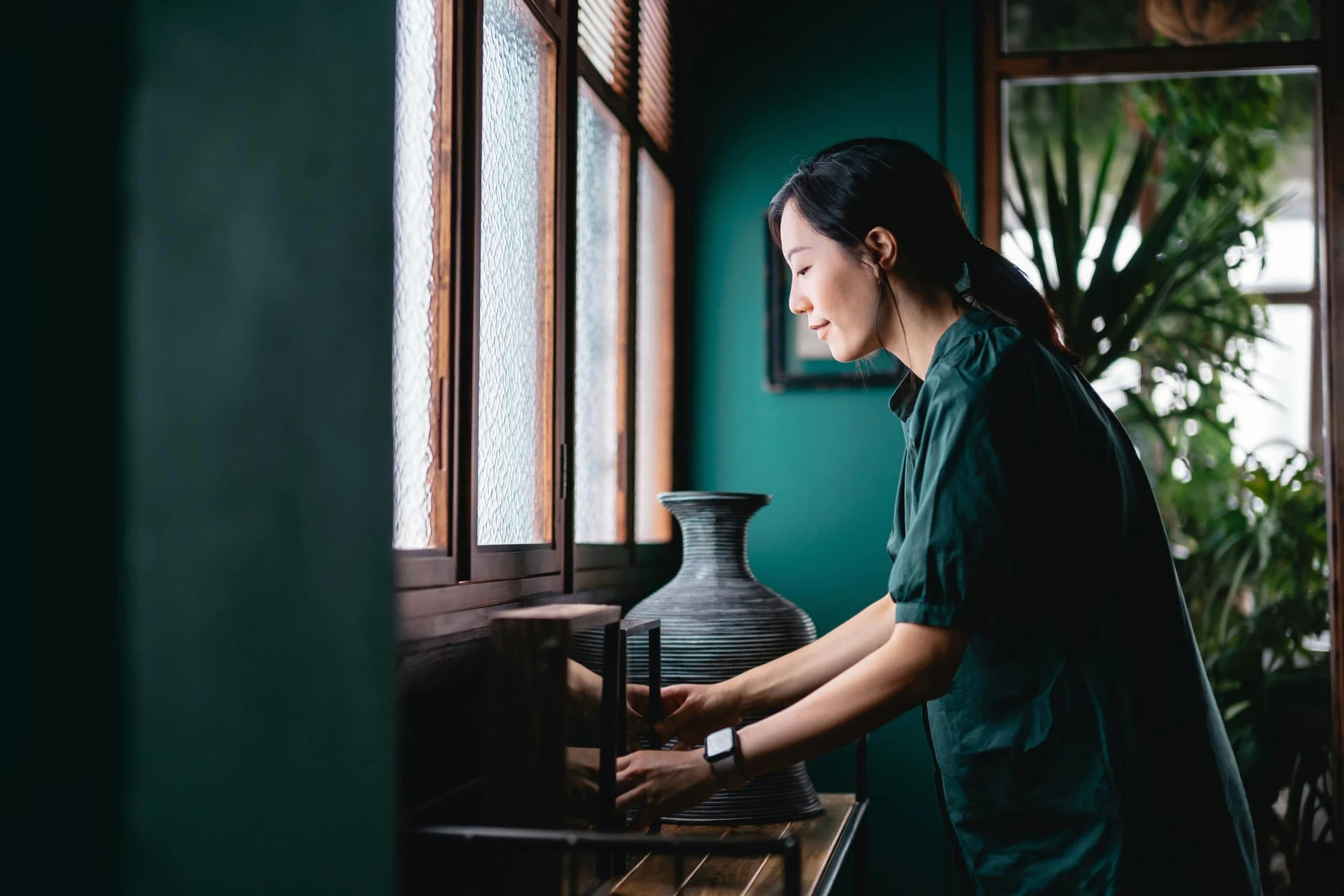 woman washing dishes