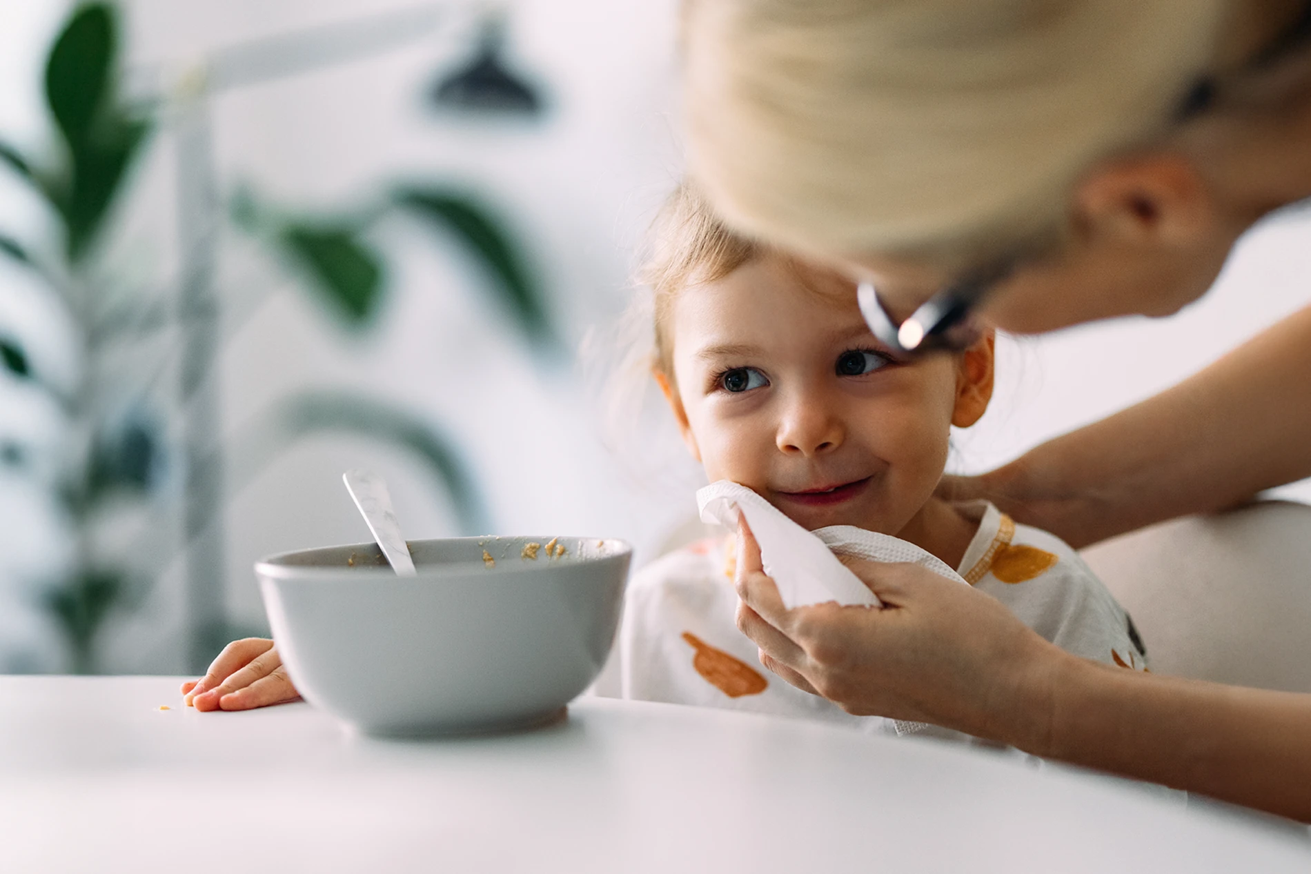 child and grandma eating